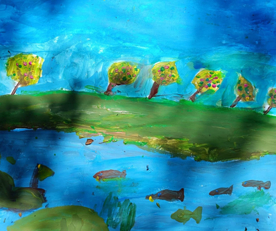obrazek przedstawia krajobraz z rzekę, w której pływają ryby. Obrazek namalowany przez dziecko, w pogodnych kolorach
